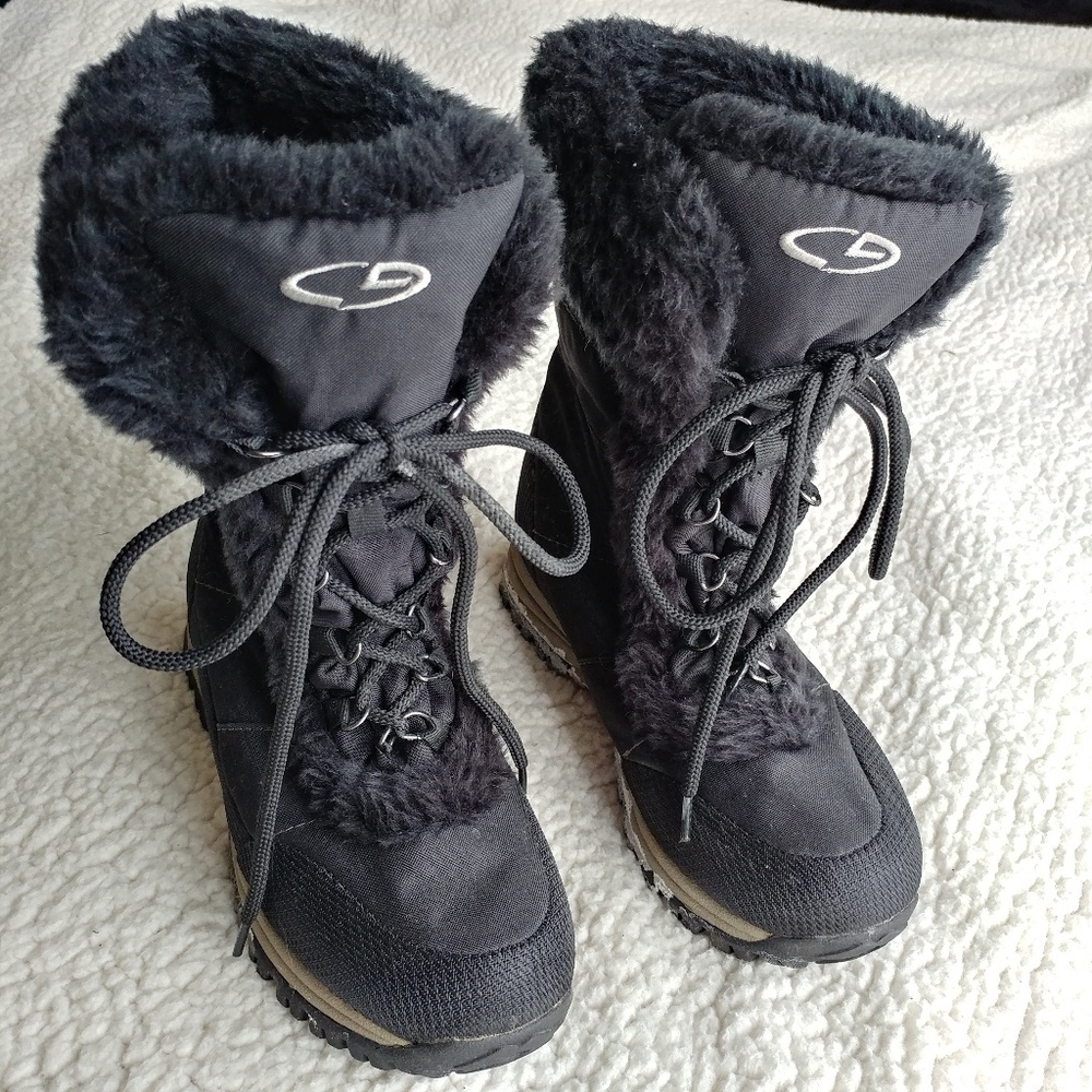 Black fur lined snowboots